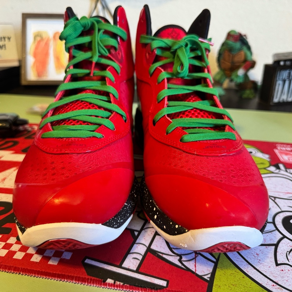 LeBron 8 V/2 ‘Christmas’ – 2011 Holiday Classic, Not a Retro